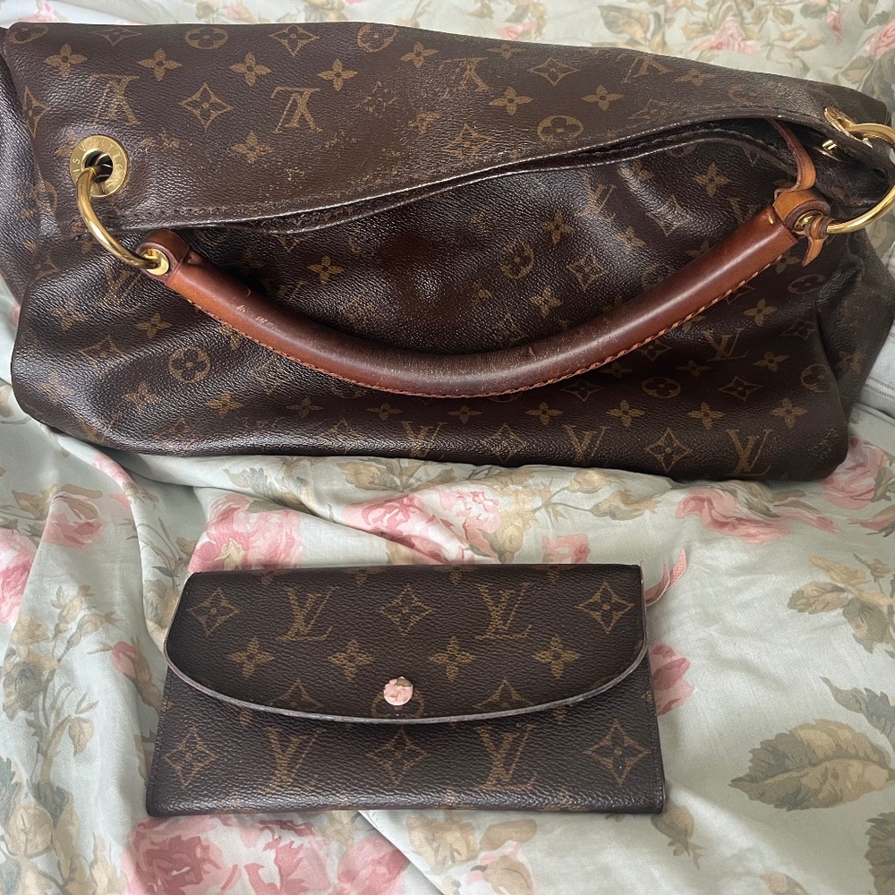 Louis Vuitton Brown Monogram Canvas Shoulder Bag 
Bag only 
No wallet